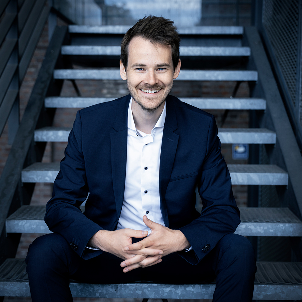 RA René Scheier, Mitbegründer der Legal Defenders, Spezialist für Wirtschaftsstrafrecht, Portrait auf einer Treppe