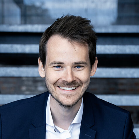 RA René Scheier, Mitbegründer der Legal Defenders, Spezialist für Wirtschaftsstrafrecht, Portrait auf einer Treppe